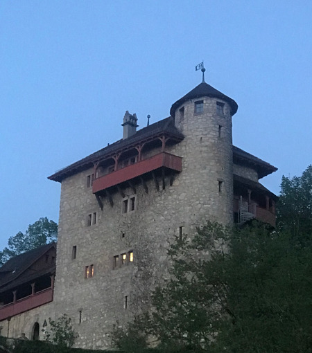 Abendstimmung über der Rotburg