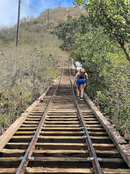 Steiler Wanderweg mit über 1.000 Stufen zum Koko Head-Treppe bei Honolulu